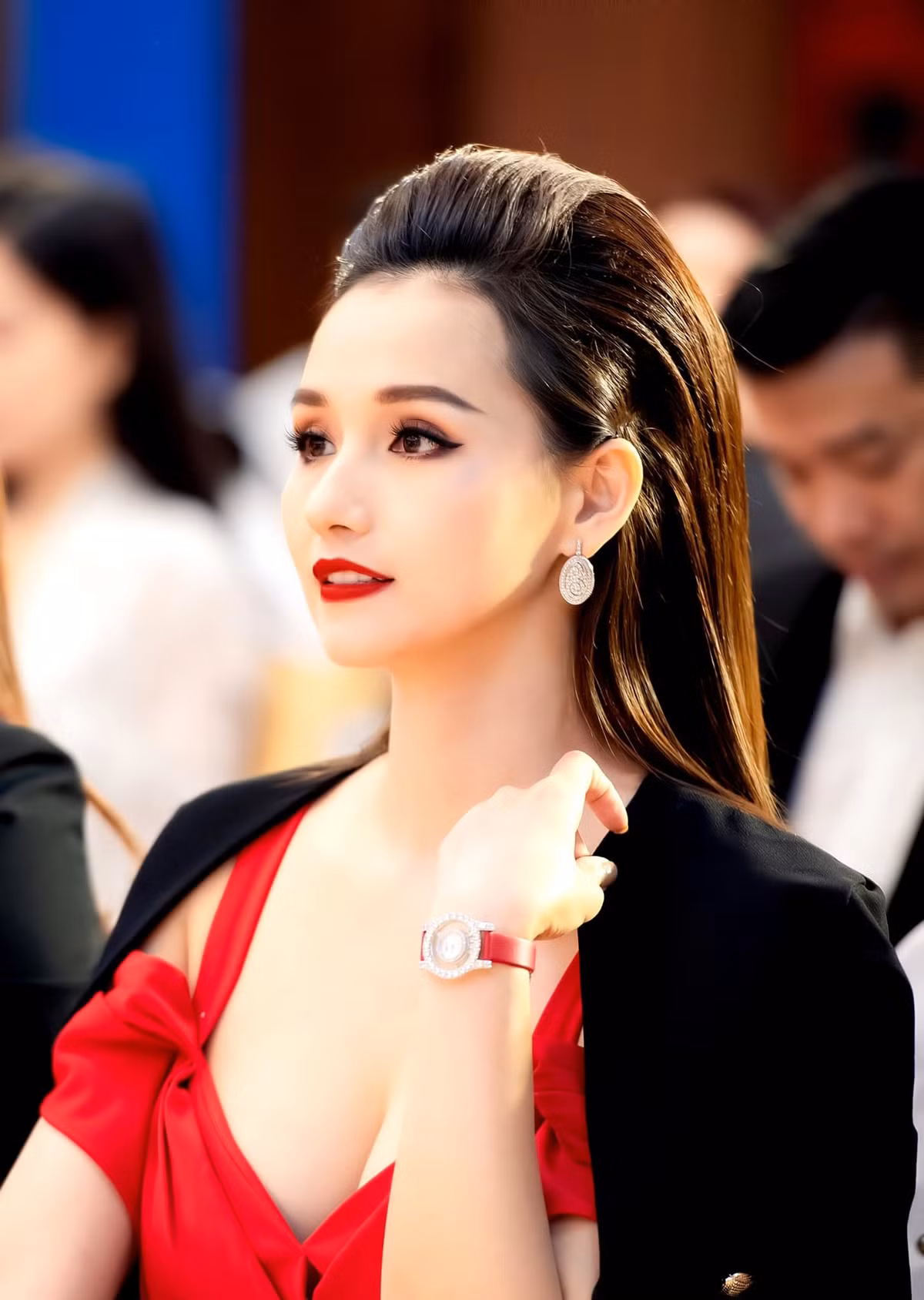 Lã Thanh Huyền diện đầm đỏ rực để hưởng ứng dịp Noel sắp tới, khoe khéo vòng 1 lấp ló.