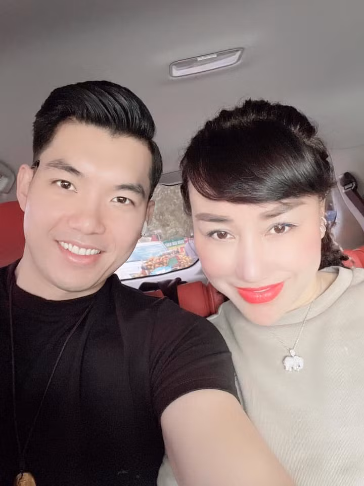  Trương Nam Thành đăng ảnh tình cảm bên vợ doanh nhân hơn tuổi, đánh dấu kỷ niệm 4 năm bên nhau khiến nhiều khán giả ngưỡng mộ.
