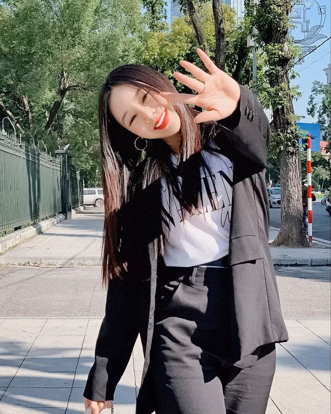 Quỳnh Kool diện style năng động nhưng vẫn vô cùng xinh đẹp.