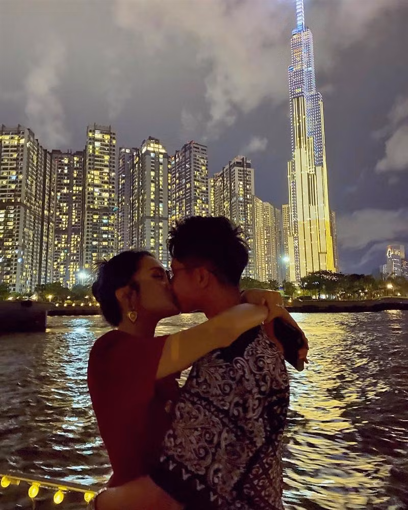 Trong thời điểm bạn gái phải ẩn mình lánh nạn, Matt Liu vẫn luôn ở bên an ủi, động viên. Tuy nhiên, cặp đôi hạn chế chia sẻ hình ảnh riêng tư giữa thời điểm nhạy cảm để tránh sự soi mói, tấn công trên mạng xã hội.
