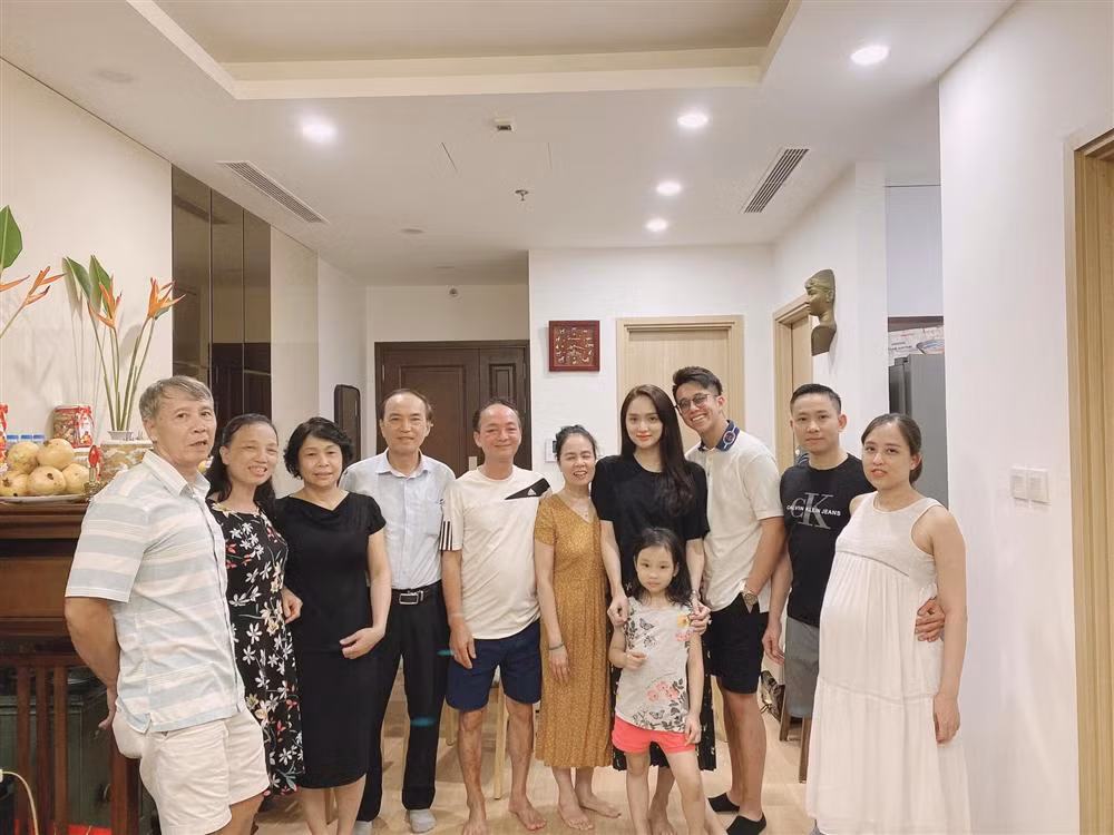 Hương Giang ra mắt Matt Liu với đại gia đình vào đầu tháng 10/2020.