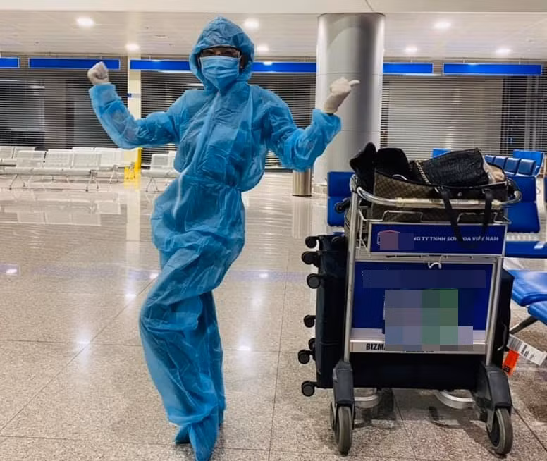 Ngoài việc mặc quần áo bảo hộ, MC Kỳ Duyên còn đeo kính và găng tay để đi chuyển một cách an toàn trong mùa dịch.
