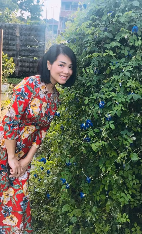 Nữ MC có thời gian làm vườn, chăm sóc các cây hoa lá mọc quanh nhà.