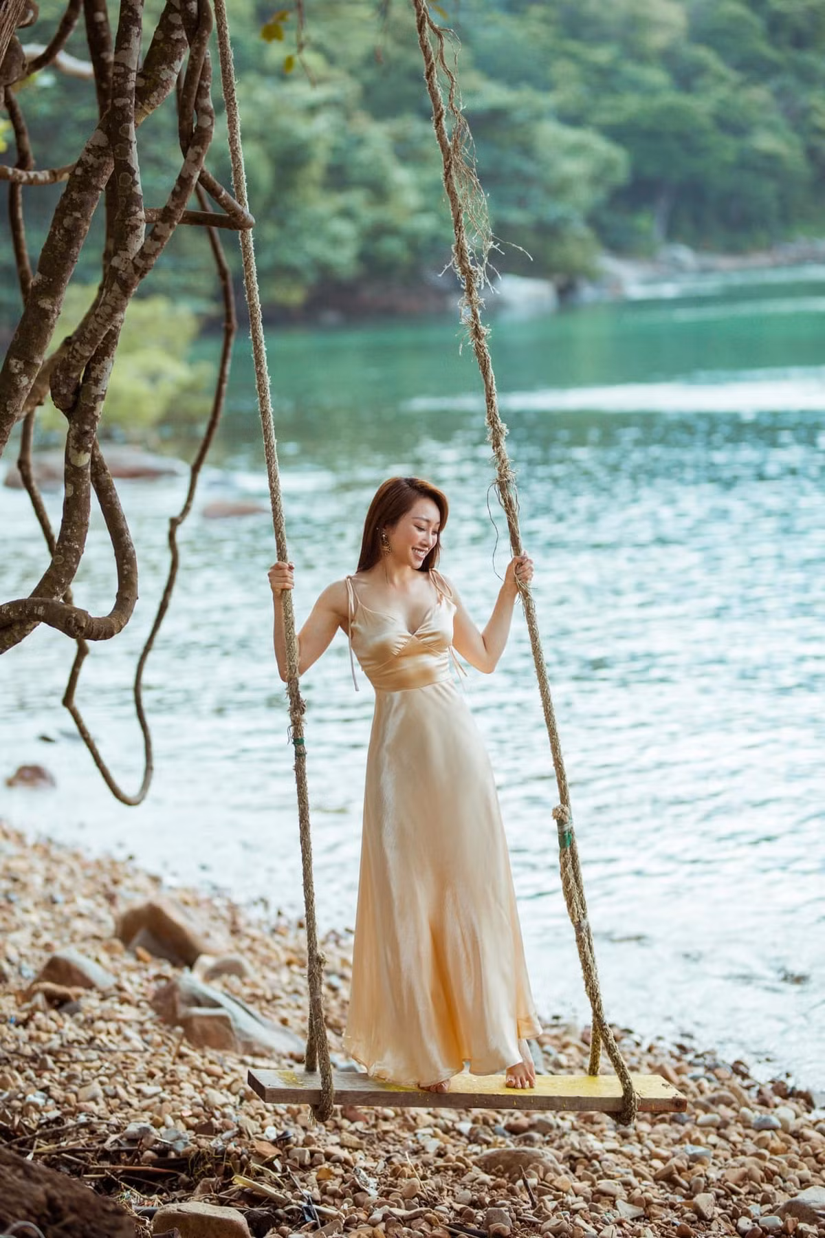 Lý Thùy Chang cảm ơn sóng gió đã kéo cô và bạn trai gần lại còn diễn viên Chi Bảo thấy may mắn vì gặp được người con gái mạnh mẽ, sẵn lòng ở bên anh bất chấp những tác động từ bên ngoài.