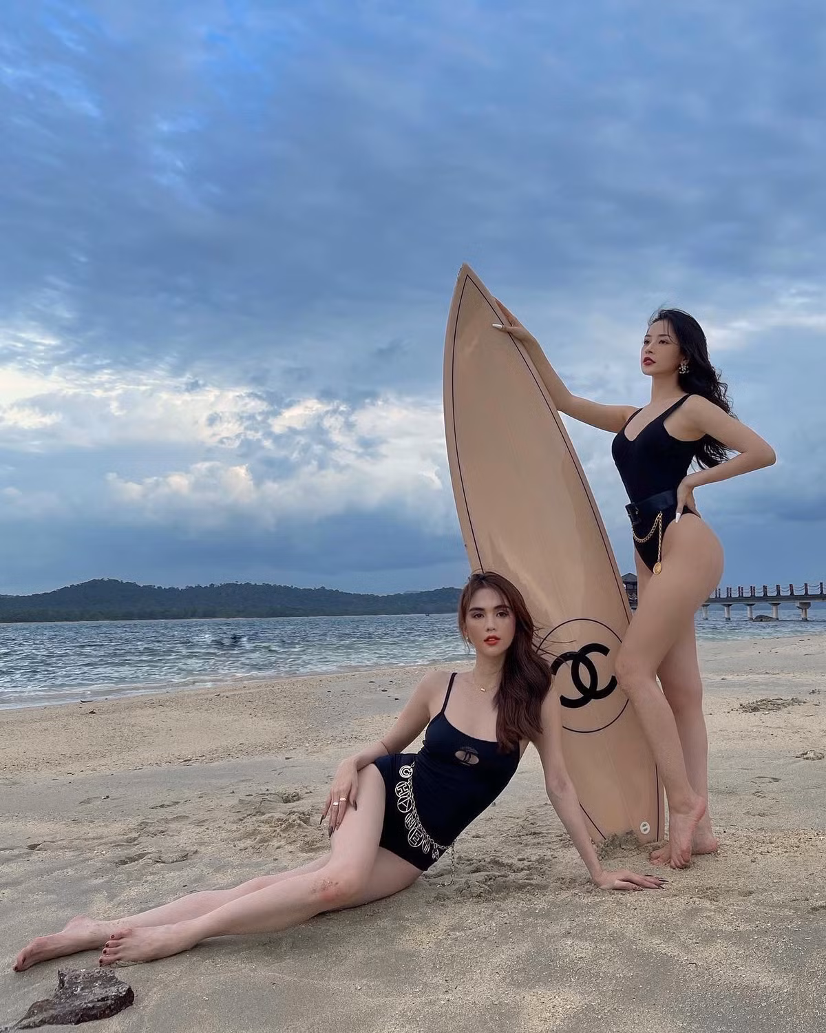  Hai người đẹp vừa có chuyến du lịch chung ra Phú Quốc, kết hợp chụp hình cùng chiếc ván trượt Chanel.