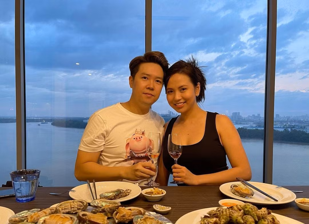 Vợ chồng Lê Hiếu mở tiệc kỷ niệm 3 năm ngày cưới tại nhà.