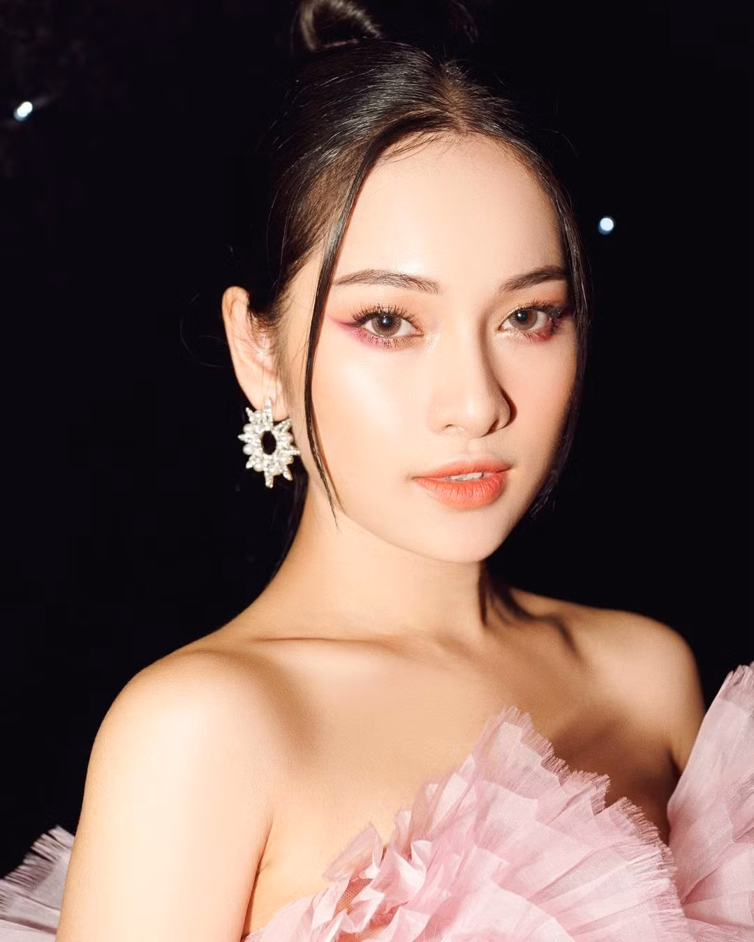 Sara Lưu xinh đẹp khoe vai trần dù mới sinh con được khoảng 2 tháng.