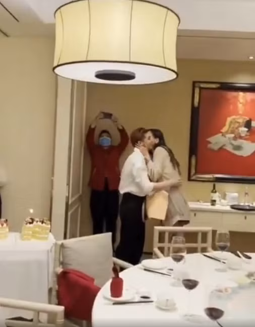 Cô đặt tay lên mặt nam ca sĩ đầy tình cảm, hôn nhẹ lên má anh trong sự phấn khích, hò reo của tất cả mọi người. Về phía Noo Phước Thịnh, anh cũng vòng tay ôm eo mỹ nhân.