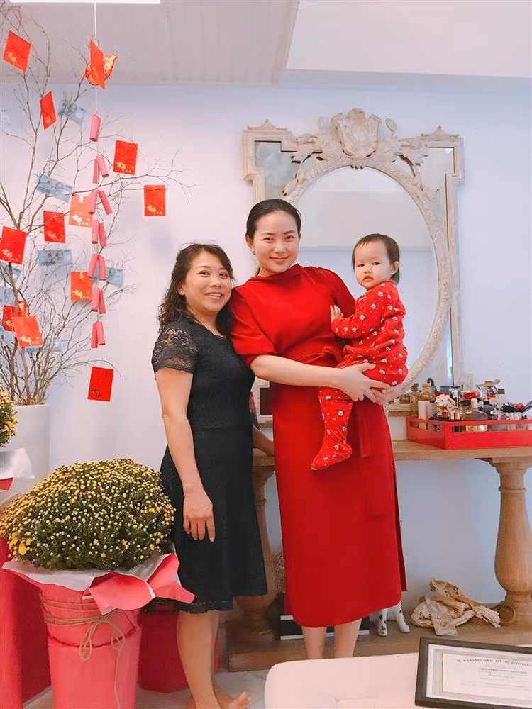 "Khó khăn lớn nhất là tôi chưa thực sự quyết tâm. Tôi không được chồng ủng hộ trong việc giảm cân và bản thân bị chi phối bởi nhiều yếu tố. Trong thời gian luyện tập, tôi thậm chí bị tăng cân vì lượng cơ gia tăng nhưng phần mỡ không giảm. Thông thường, tập luyện phải kết hợp chế độ ăn uống mới đưa đến kết quả, nhưng anh An không đồng ý tôi ăn kiêng. Anh ấy sẽ bón, nhồi nhét nếu tôi không chịu ăn và luôn nghĩ rằng 'vợ có ăn nhiều đâu' hay 'vợ chỉ... hơi mập'", Phan Như Thảo tâm sự.