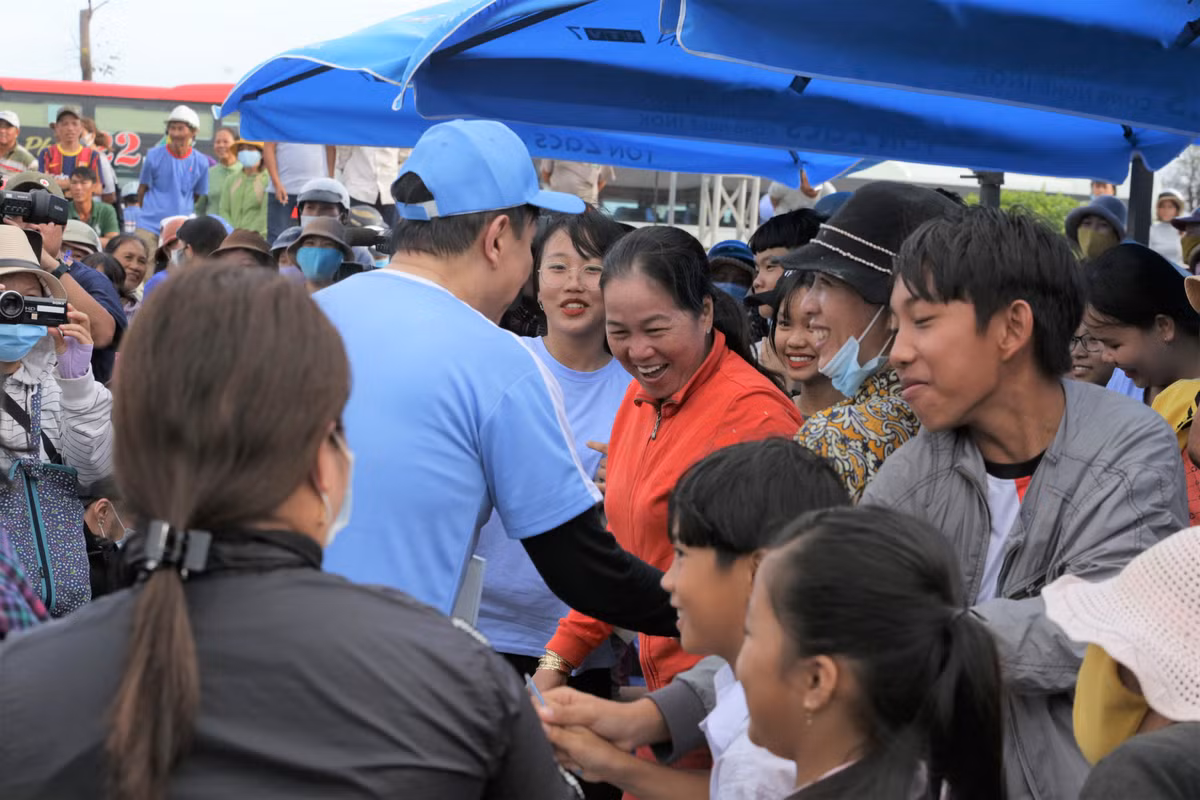 Trong suốt chặng đường tham gia cùng chương trình, cố nghệ sĩ luôn mang lại năng lượng tích cực, được bà con yêu thích và vây quanh, xin chữ ký, chụp hình, bắt tay…