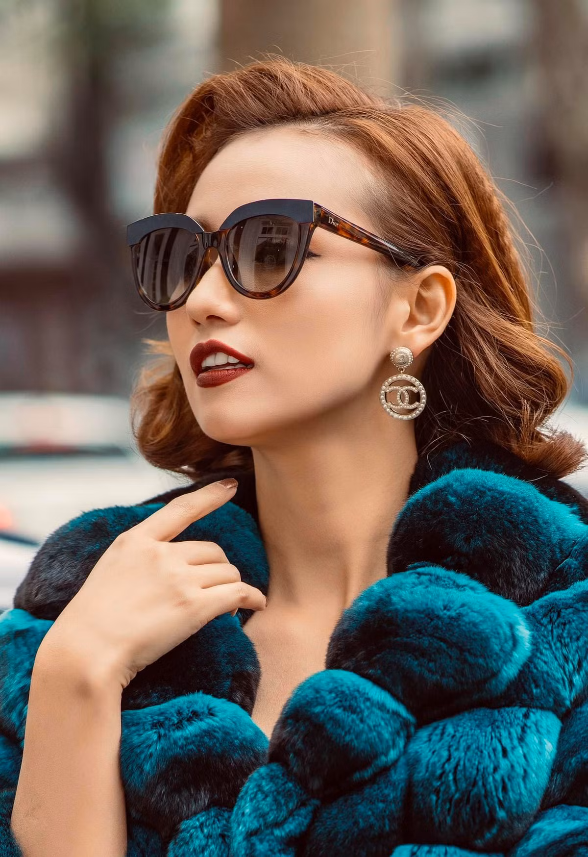 Diễn viên Lã Thanh Huyền mặc áo ấm đón đông về.