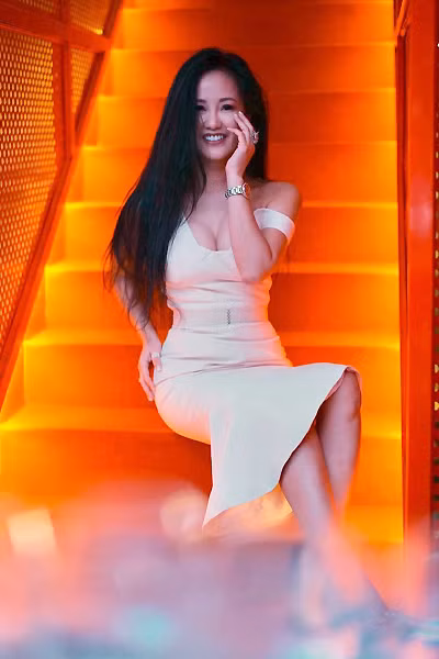 Những lần nữ diva khoe ảnh với bikini, người hâm mộ không thể phủ nhận sự thật Hồng Nhung quá trẻ và đẹp ở tuổi 50. Cô luôn nhận được những lời khen ngợi có cánh của người hâm mộ. Tuy chiều cao không nổi bật nhưng Hồng Nhung lại có vòng eo đáng mơ ước, săn chắc.