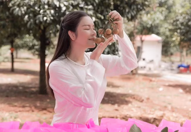 Lý Nhã Kỳ mãn nguyện khi được tận tay hái và thưởng thức nhãn ngọt do chính tay mình trồng ở vườn nhà.