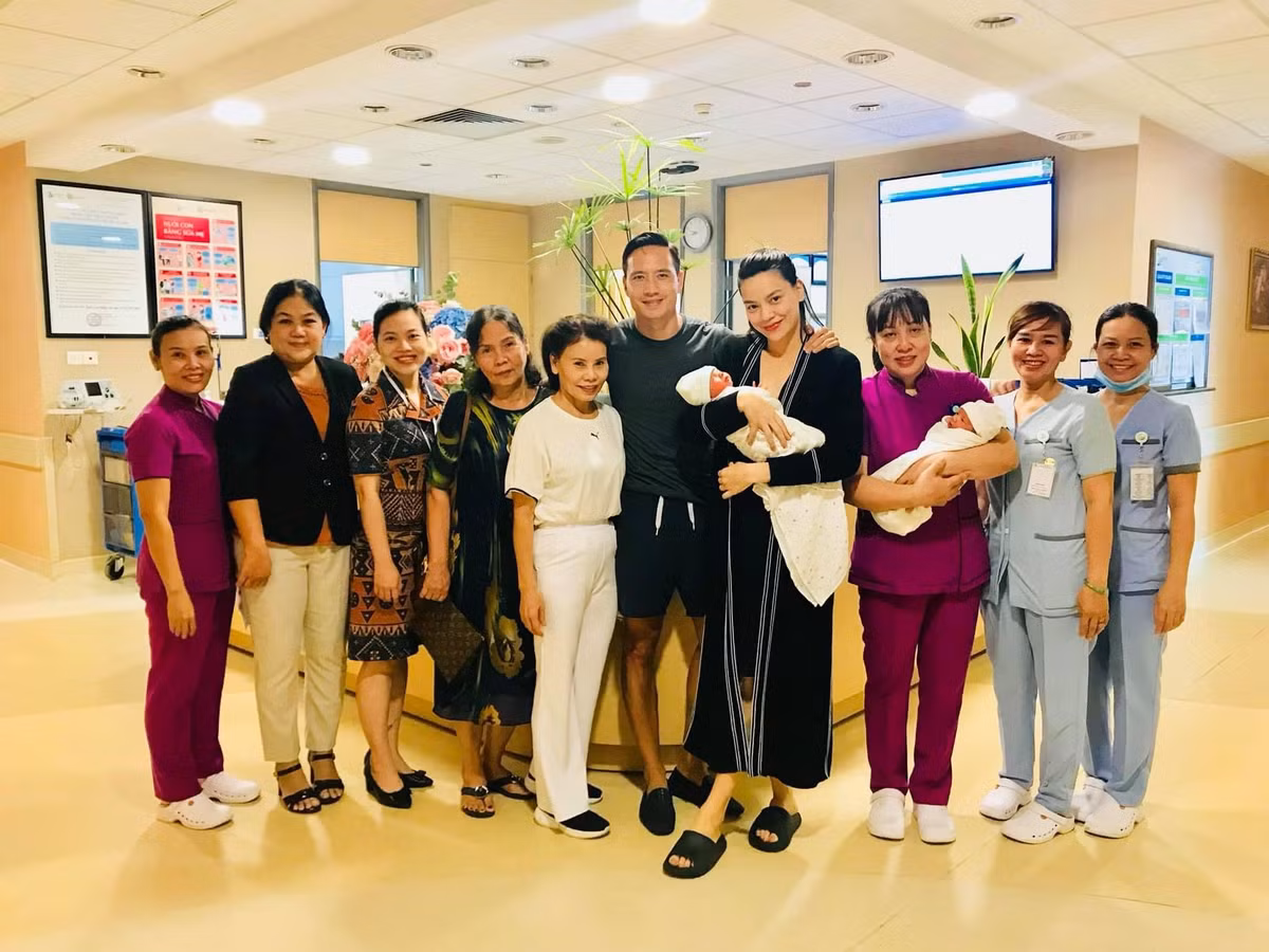 Hồ Ngọc Hà đăng ảnh hai con sinh đôi bên Kim Lý và mẹ ruột và người thân và gửi lời cảm ơn đến bạn bè đã dành những lời chúc tốt đẹp cho gia đình cô.