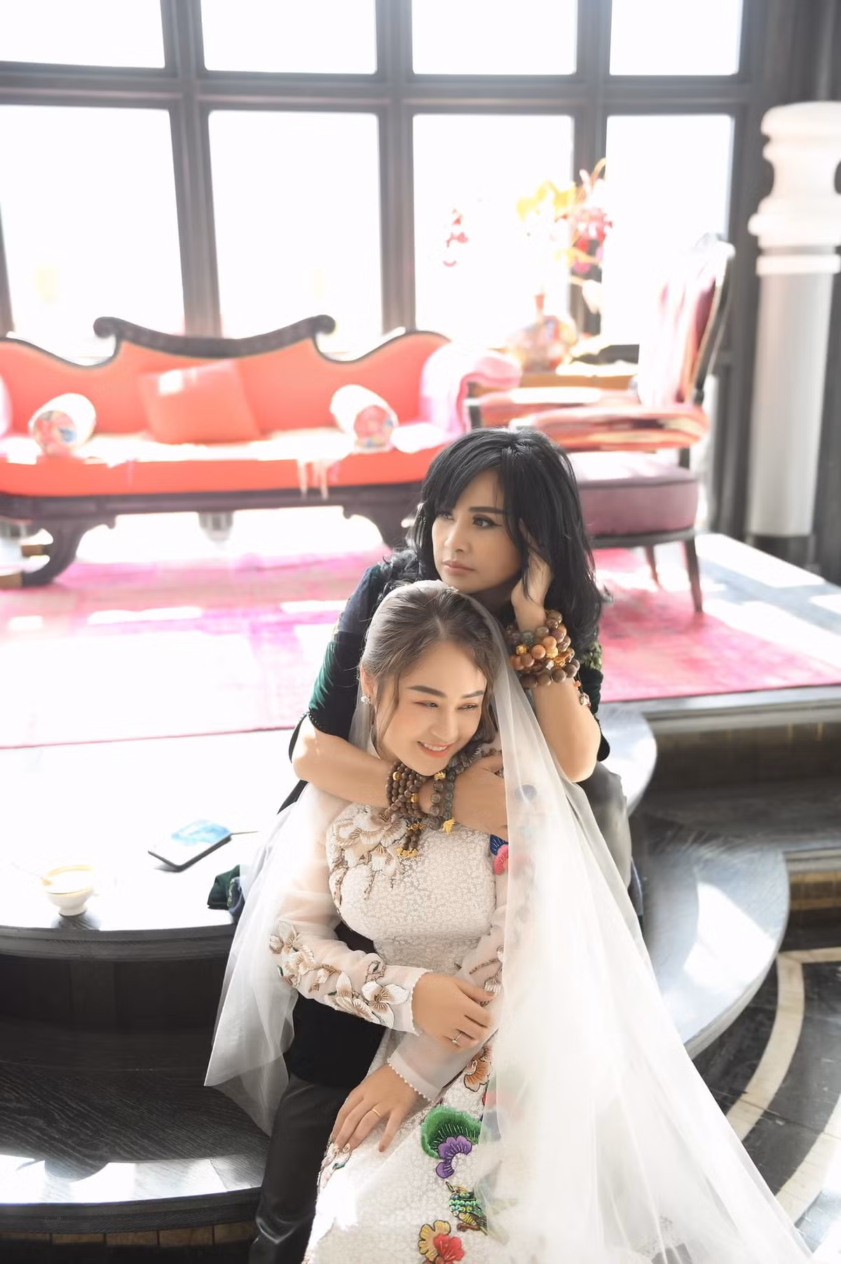 Trên trang cá nhân, Diva Thanh Lam đăng hình con gái Thiện Thanh chụp ảnh cưới và đông đảo khán giả gửi lời chúc mừng.