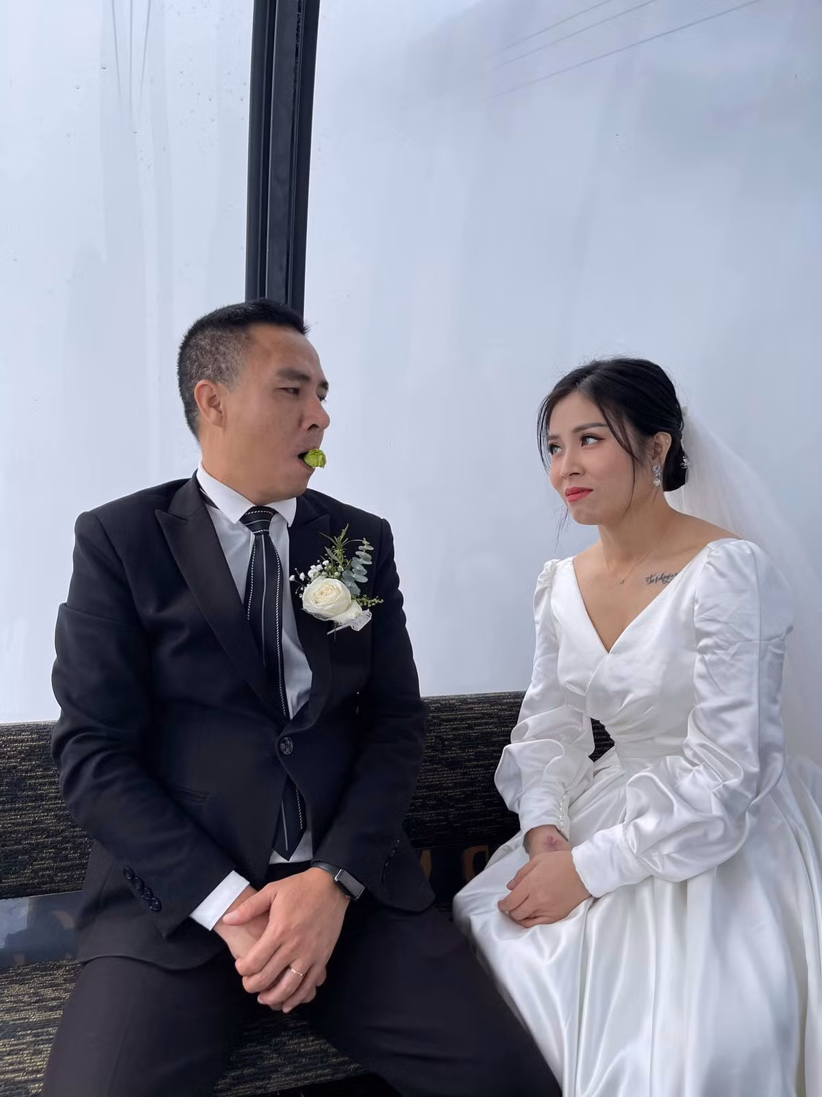 MC Hoàng Linh chia sẻ khoảnh khắc hài hước của hai vợ chồng khi chụp ảnh cưới tại Sapa.