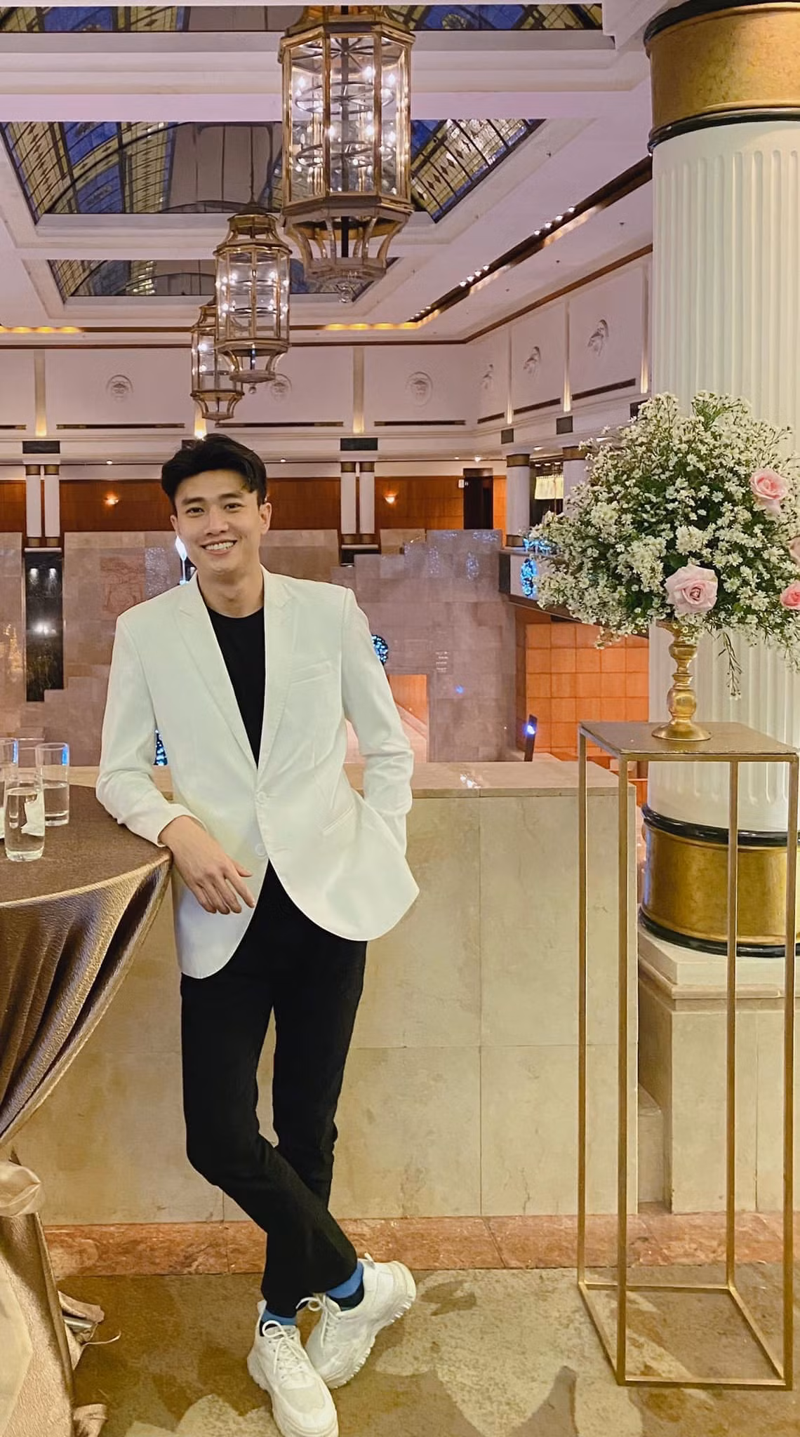 "Con người chỉ hạnh phúc khi có đủ hai thứ: nụ cười và người bạn đời tạo nên nụ cười ấy", Quốc Trường bảnh bao với áo vest trắng.