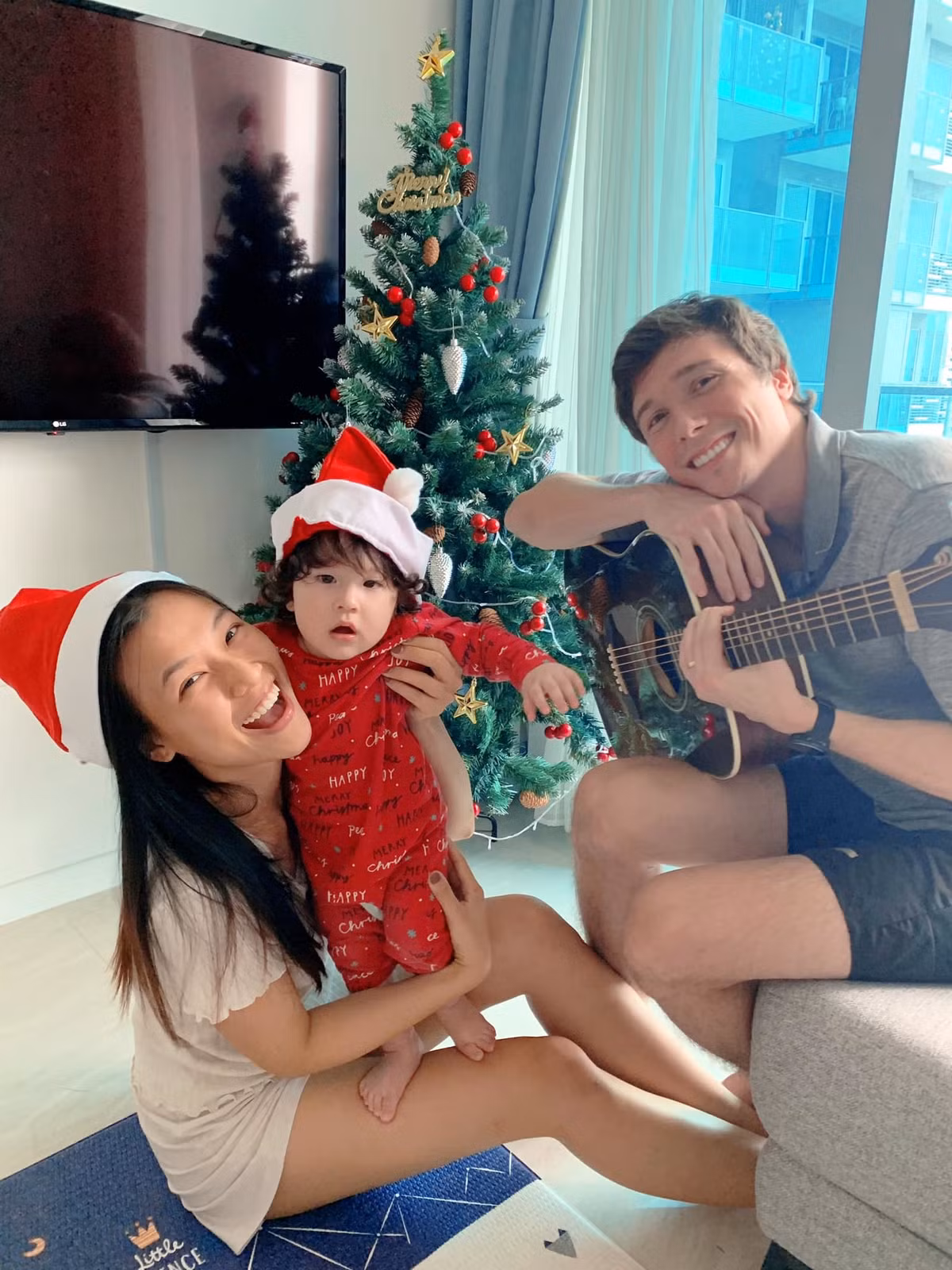 Gia đình 3 người hạnh phúc của MC Hoàng Oanh tập đàn hát trước đêm Noel.