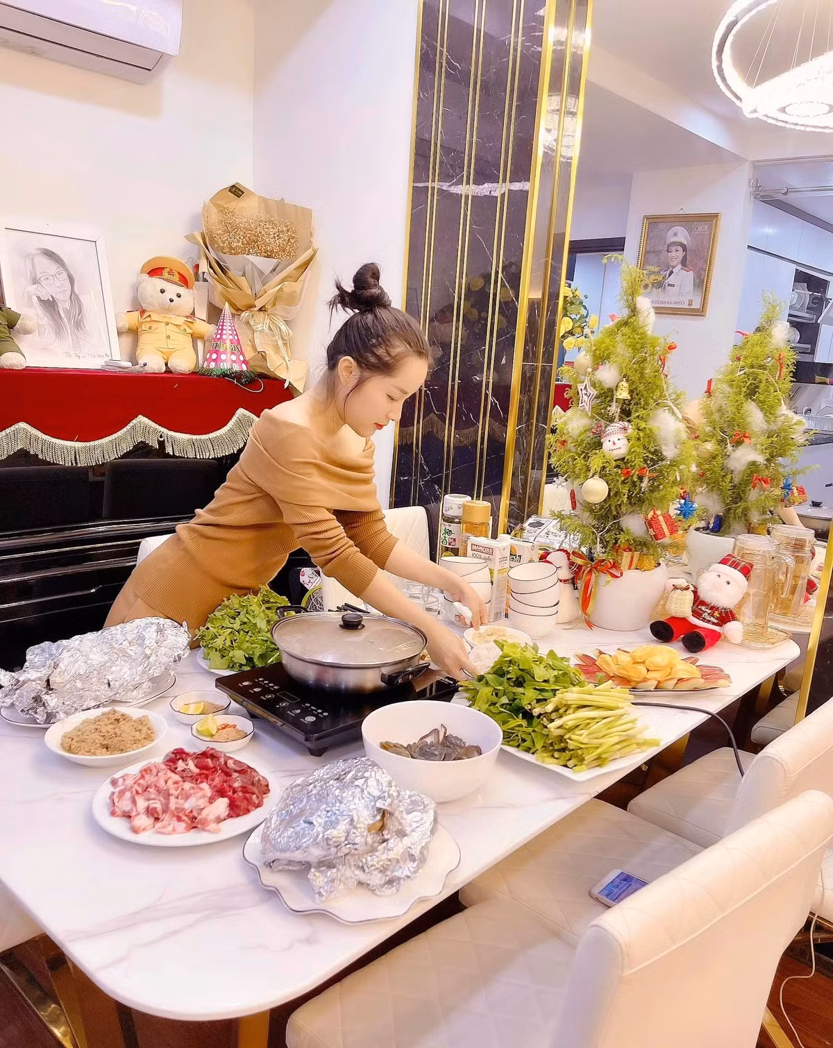 Minh Hương Vàng Anh đảm đang vào bếp nấu cơm đón khách.