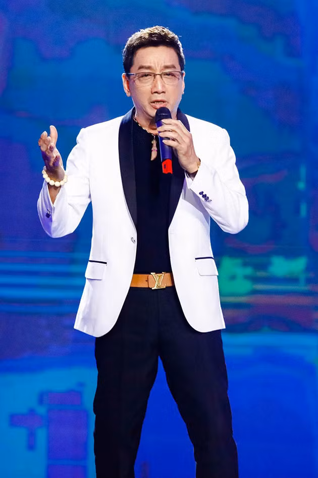 Trường Vũ lấy vợ rất muộn. Anh kết hôn năm 2005 khi đã 42 tuổi.