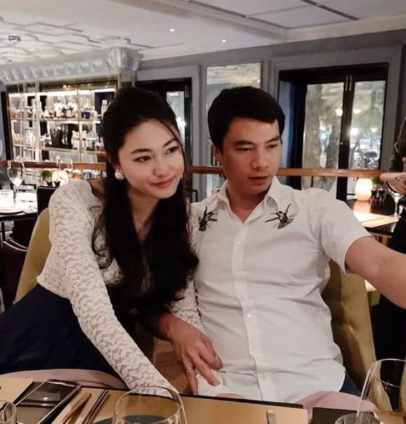 Để tránh bị săm soi, Á hậu Thanh Tú cũng rất hạn chế đăng ảnh chồng lên mạng xã hội.