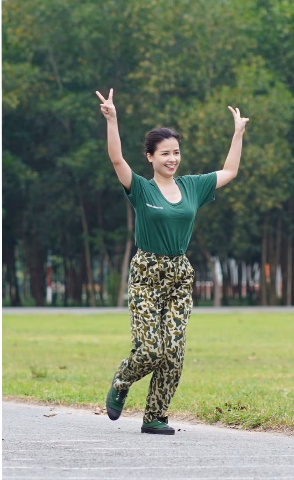 Dương Hoàng Yến chia sẻ khoảnh khắc vui vẻ trong 'Sao nhập ngũ'. "Lần này chạy tự tin không bị bay giày nữa rồi nhé!", nữ ca sĩ dí dỏm.
