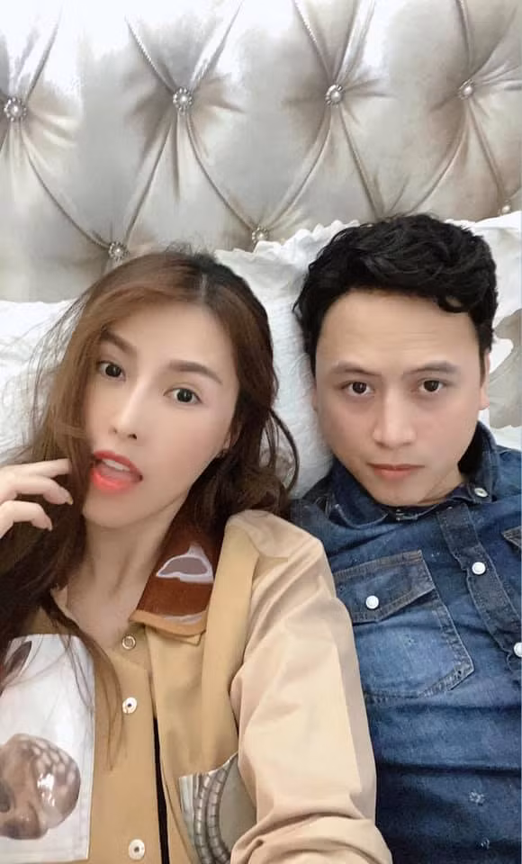 Thi thoảng Quế Vân khoe ảnh bạn trai lên mạng xã hội, song khéo léo dùng icon che chắn gương mặt. 