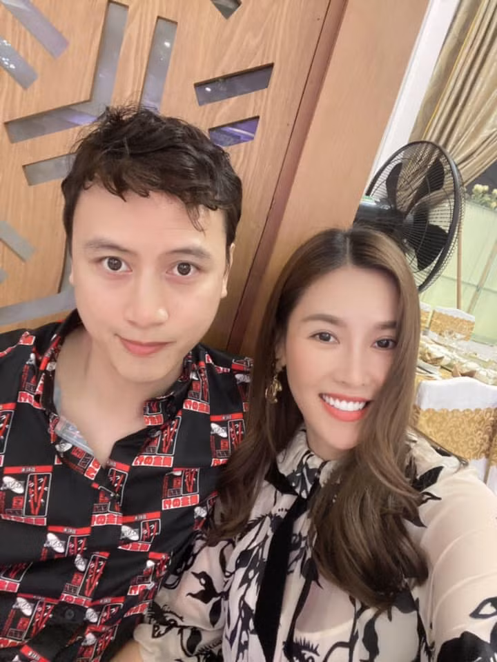 Que Van cong khai mat mui ban trai khi dang bau lum lum