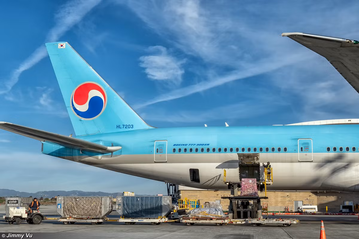 "Khuyến cáo! Càng xem, càng thương xót anh Chí Tài. Hình ảnh này từ trang nhà của một nhân viên phi trường Los Angeles, tên Jimmy Vu chụp lúc linh cửu của anh Tài ra khỏi cửa máy bay để chuyển sang khu vực đợi nhà quàn đến nhận mang về", Dũng Taylor chia sẻ. 