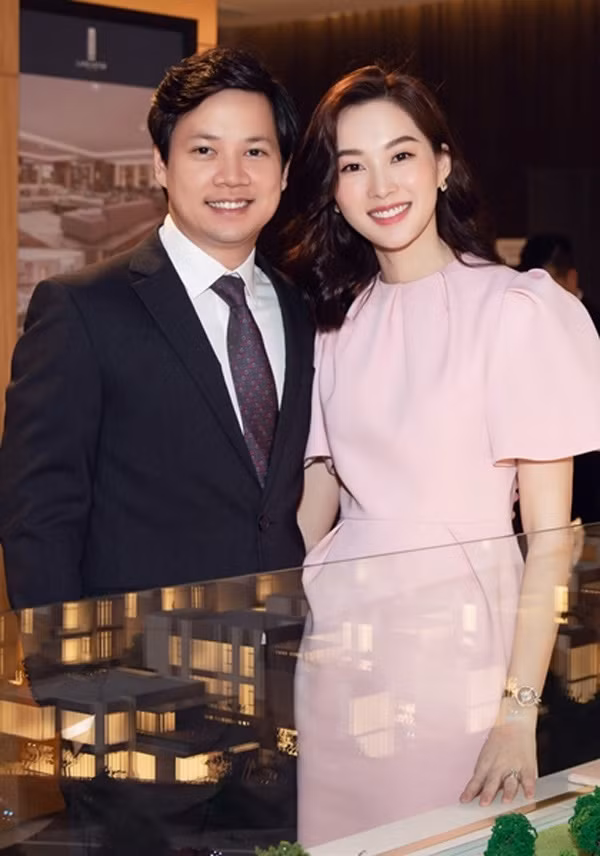Trong cuộc sống riêng tư, Đặng Thu Thảo chín chắn và khôn ngoan khi biết công bố chuyện tình cảm đúng lúc. Chính thức xong xuôi mọi việc, cô mới chia sẻ chuyện kết hôn. Một lần nữa câu chuyện "Cô bé Lọ Lem" lại được nhắc đến với trường hợp của Thu Thảo. Người đàn ông cô trao tình yêu là một doanh nhân điển trai con nhà gia giáo. Chồng của Hoa hậu Thu Thảo là doanh nhân 8X Nguyễn Trung Tín. Anh là tổng giám đốc một tập đoàn đặt trụ sở tại TP.HCM.