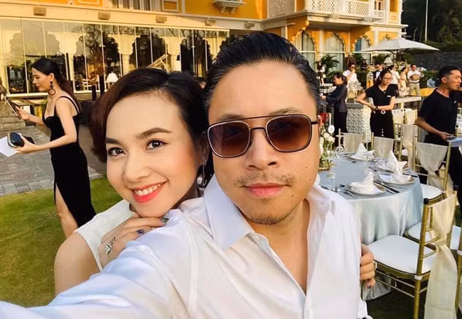 Vợ chồng đạo diễn Victor Vũ - Đinh Ngọc Diệp diện đồ tông-xuyệt-tông đi tiệc.
