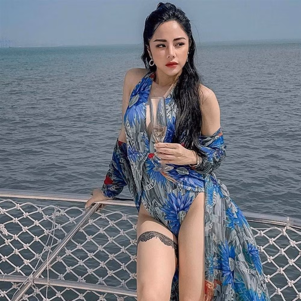 Hình xăm lớn trên cơ thể nữ MC.