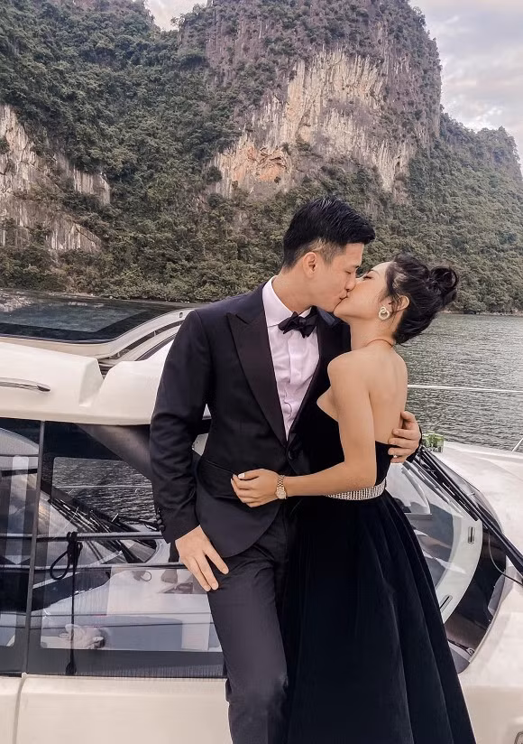 Huỳnh Anh công khai tình cảm với Bạch Lan Phương vào cuối tháng 11/2020. Tình mới Huỳnh Anh là một MC nổi tiếng, từng hoạt động tại VTV. Bạch Lan Phương cũng được biết đến là hot mom giàu có, được nhiều người theo dõi trên mạng xã hội. Theo thông tin tìm hiểu, cô hơn Huỳnh Anh tới 6 tuổi.