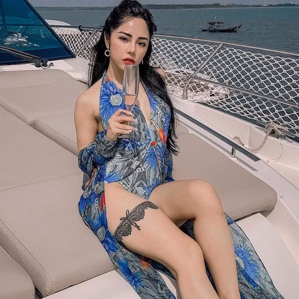 br/> Mới đây, nam diễn viên Huỳnh Anh đăng loạt ảnh du lịch cùng bạn gái trên trang cá nhân. Trong ảnh, Bạch Lan Phương diện bikini màu sắc, tạo dáng gợi cảm trên du thuyền sang chảnh. Tuy nhiên, ngoại hình nữ MC gây nhiều bàn tán. Ngay dưới bài viết của Huỳnh Anh, nhiều cư dân mạng soi vùng cánh nữ chính "kém xinh", trên đùi xuất hiện vết rạn da và còn có thêm hình xăm khá hầm hố.