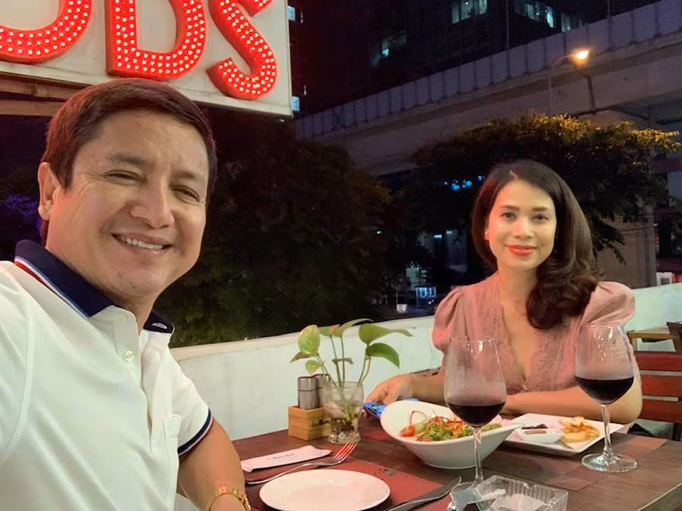 Thường xuyên cùng bạn gái có những bữa tiệc thật lãng mạn - điều mà trước kia với vợ cũ, Chí Trung ít khi thể hiện ra bên ngoài để khán giả được biết.