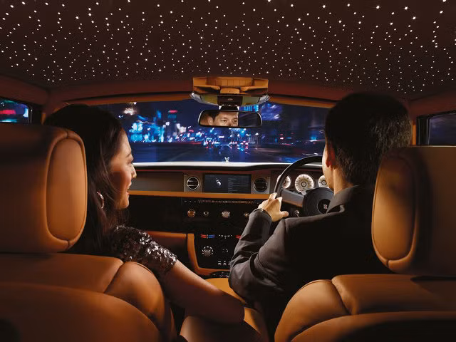 Chiếc xe này có tên Starlight Headliner với 1.000 đèn sợi quang được gắn thủ công trên nóc xe khiến người ngồi bên trong có cảm giác như đang ngồi dưới bầu trời đêm đầy sao.