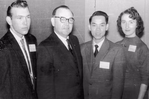 Phạm Xuân Ẩn chụp cùng Thống đốc Brown (cả 2 đều đứng giữa) và vợ chồng Rosann Rhodes - Rich Martin. Nguồn: Tư liệu cá nhân Phạm Xuân Ẩn.