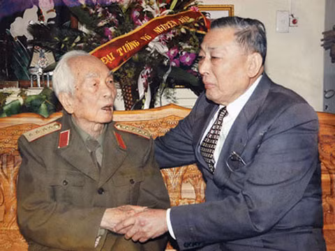 Trung tướng Đồng Sĩ Nguyên (phải) thăm Đại tướng Võ Nguyên Giáp năm 2009. Ảnh: PetroTimes.