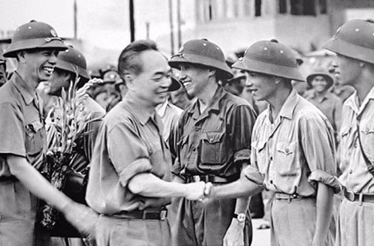 Đại tướng Võ Nguyên Giáp thăm cán bộ, chiến sĩ Bộ chỉ huy quân sự Thừa Thiên Huế, tháng 4/1976.
