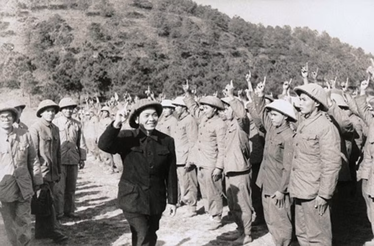 Đại tướng Võ Nguyên Giáp thăm đơn vị bộ đội.