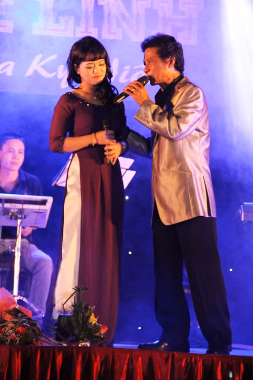 Thay vì song ca với các ca sĩ nổi tiếng hải ngoại như quảng cáo, ca sĩ Chế Linh chỉ song ca với người được giới thiệu là ca sĩ Hà Thu Hiền, đến từ Hà Nội.