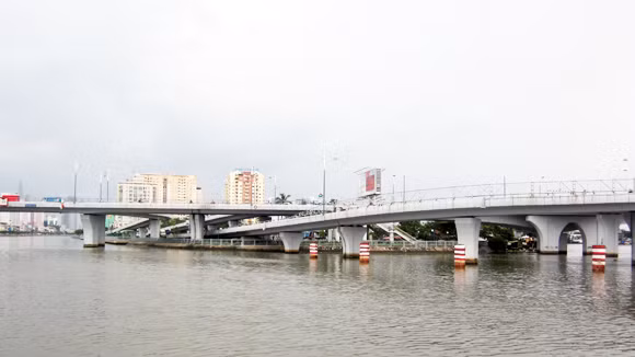 Cầu Nguyễn Văn Cừ mới xây nối liền Chợ Lớn sang Thủ Thiêm.