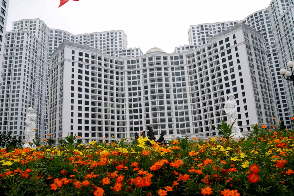 Hoa tươi khoe sắc tại quảng trường Royal City