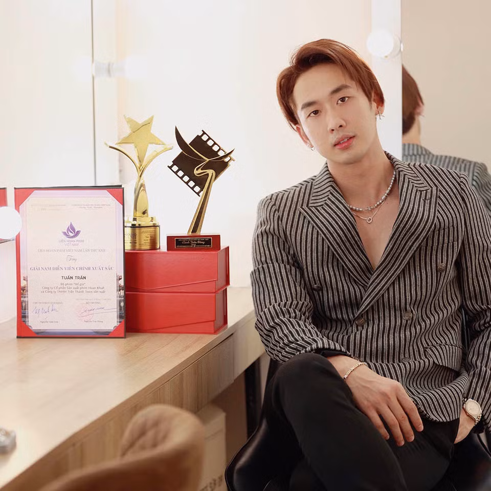 Tuấn Trần đạt kỷ lục khủng nhờ phim 400 tỷ của Trấn Thành Tuan Tran dat ky luc khung nho phim 400 ty cua Tran Thanh