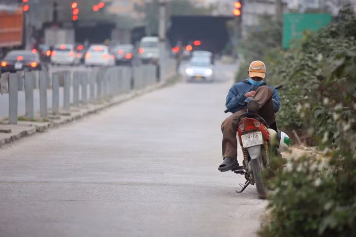 br/> Một tài xế cho biết: "Mọi năm tắc đường chúng tôi thường đứng đây, khách họ xuống đông lắm. Chưa năm nào vắng như năm nay".