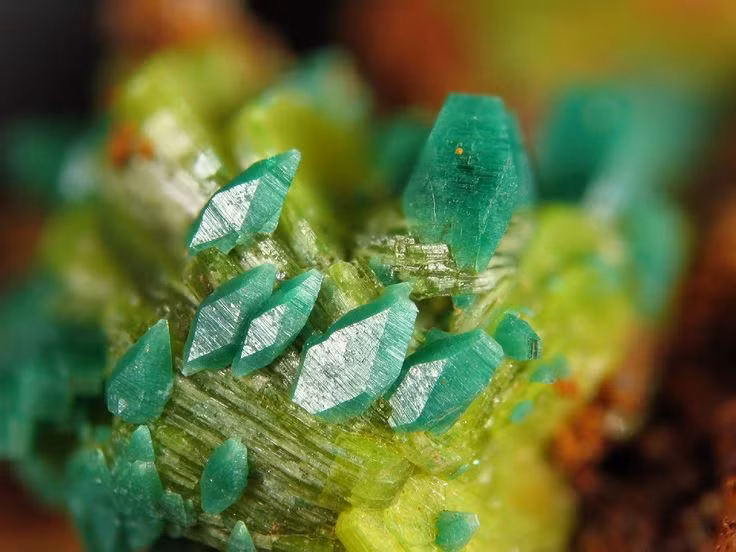  3. Chứa uranium và có tính phóng xạ. Autunite là một trong những khoáng vật giàu uranium, với hàm lượng uranium có thể lên đến 48%. Do đó, nó có tính phóng xạ cao và cần được bảo quản cẩn thận để bảo đảm an toàn phóng xạ. Ảnh: Pinterest.