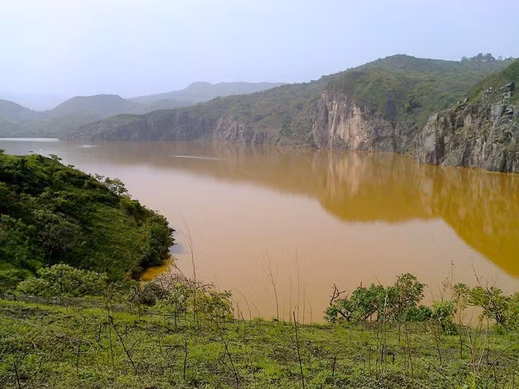  1. Hồ Nyos từng "phun" ra một đám mây giết người. Vào đêm 21/8/1986, hồ Nyos bất ngờ giải phóng một lượng lớn khí CO₂ tích tụ dưới đáy, tạo ra một đám mây vô hình bao phủ các làng xung quanh và khiến hơn 1.700 người cùng hàng nghìn động vật chết ngạt. Ảnh: Pinterest.