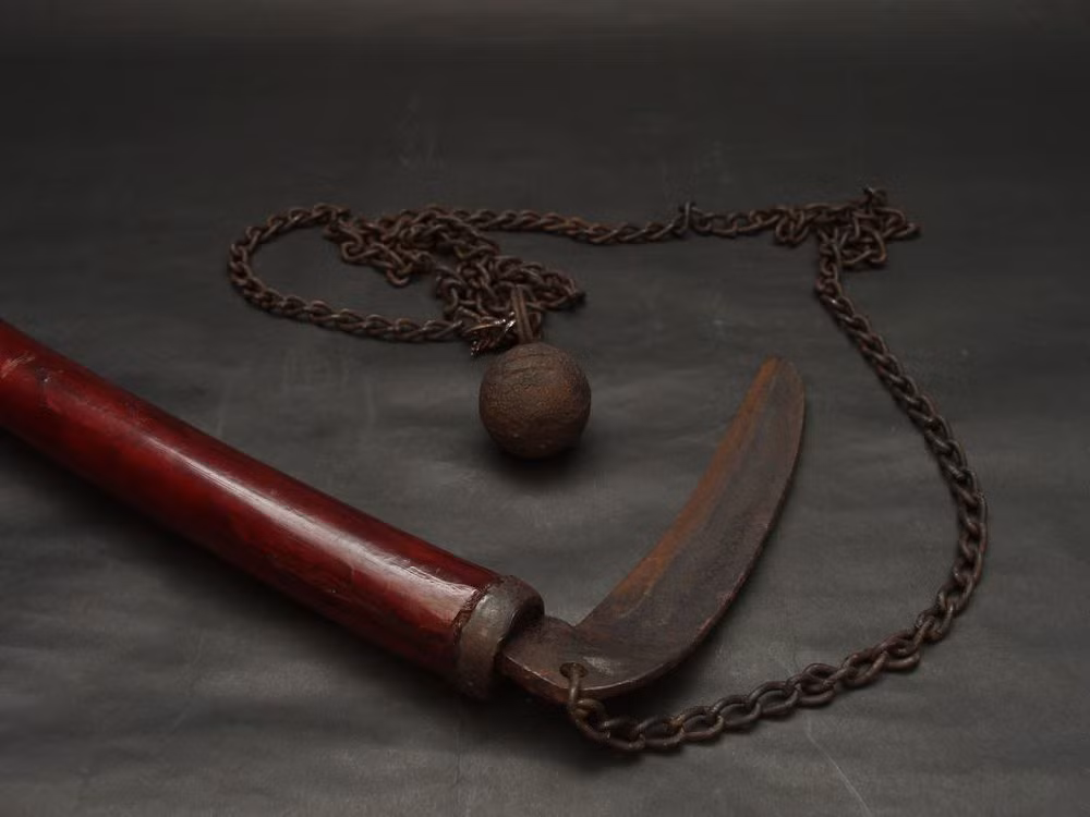  4. Kusarigamajutsu – kỹ năng sử dụng lưỡi hái xích. Kusarigama là vũ khí gồm lưỡi hái ngắn nối với sợi xích. Ninja dùng nó để giữ khoảng cách an toàn, khóa vũ khí đối thủ hoặc tạo ra đòn đánh bất ngờ từ xa. Ảnh: Pinterest.