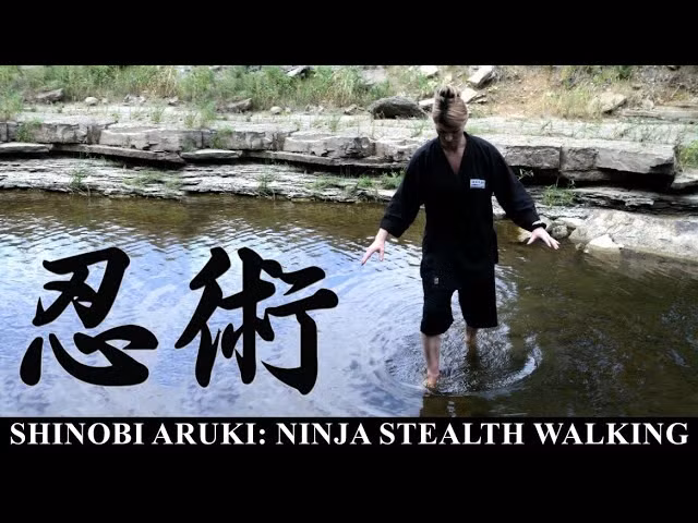  8. Sui-ren – kỹ năng di chuyển dưới nước. Ninja không chỉ giỏi leo trèo hay ẩn thân trên cạn mà còn có thể bơi lội, vượt sông và lặn để tiếp cận mục tiêu bất ngờ. Họ sử dụng ống thở bằng tre và các phụ kiện nổi để ngụy trang. Ảnh: YouTube.