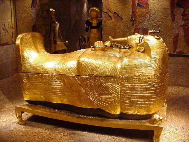  1. Lời nguyền của lăng mộ Tutankhamun. Được phát hiện vào năm 1922, lăng mộ của Pharaoh Tutankhamun chứa một dòng chữ cảnh báo rằng bất cứ ai quấy rối giấc ngủ của vị vua sẽ phải chịu hậu quả khủng khiếp. Nhiều người tham gia khai quật đã qua đời một cách bí ẩn, làm dấy lên nỗi sợ hãi về lời nguyền chết chóc. Ảnh: Pinterest.